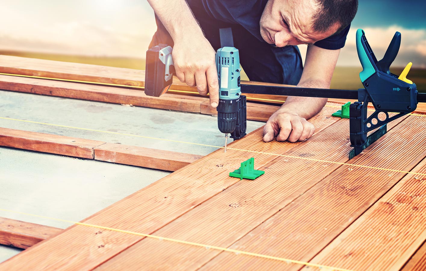 Terrasse montieren mit professioneller Unterkonstruktion Mann montiert Terrassendielen