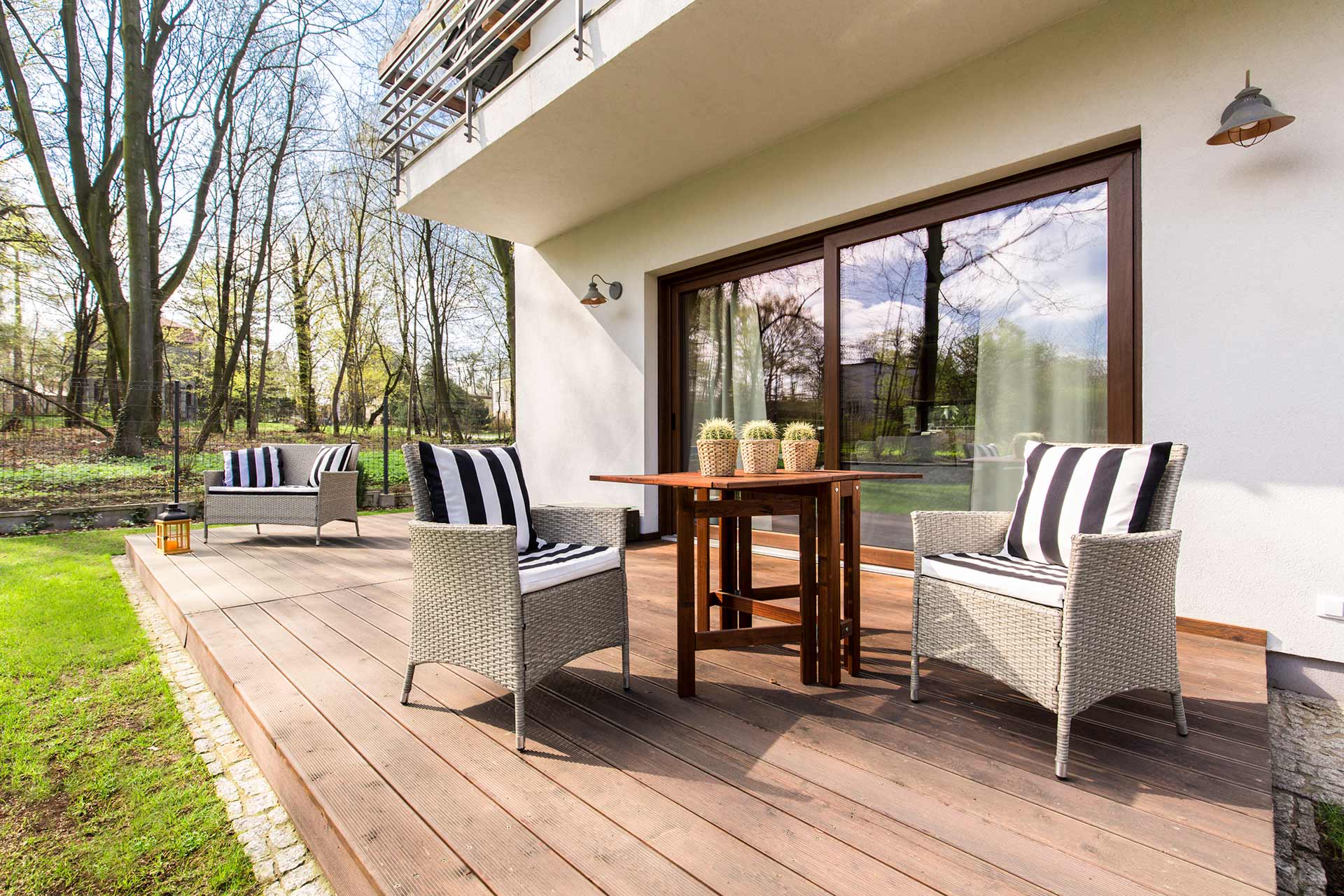 Terrassendielen aus Holz für den Garten Schöne Holzterrasse mit Gartenmöbeln