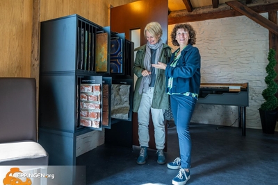 Frau Weiss in Ihrer Ausstellung beim Präsentieren von den tollen Artstone Wanddekorationen