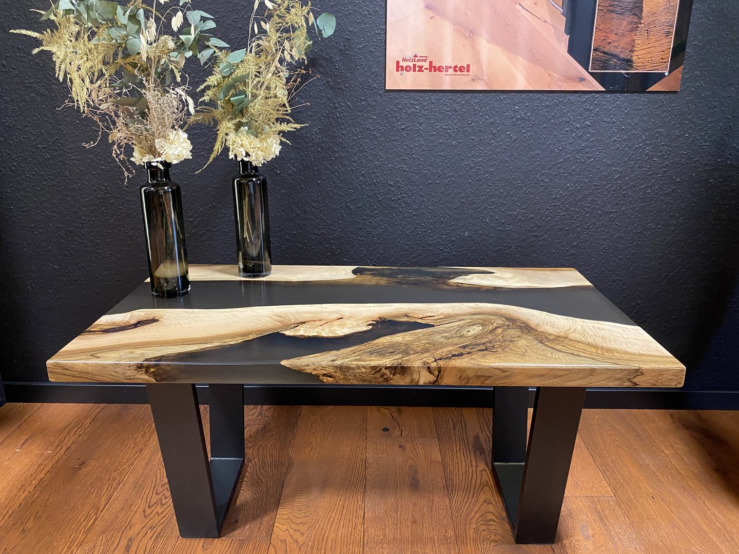ein Tisch aus Holz mit einer wunderschönen Holzmaserung - Massivholz