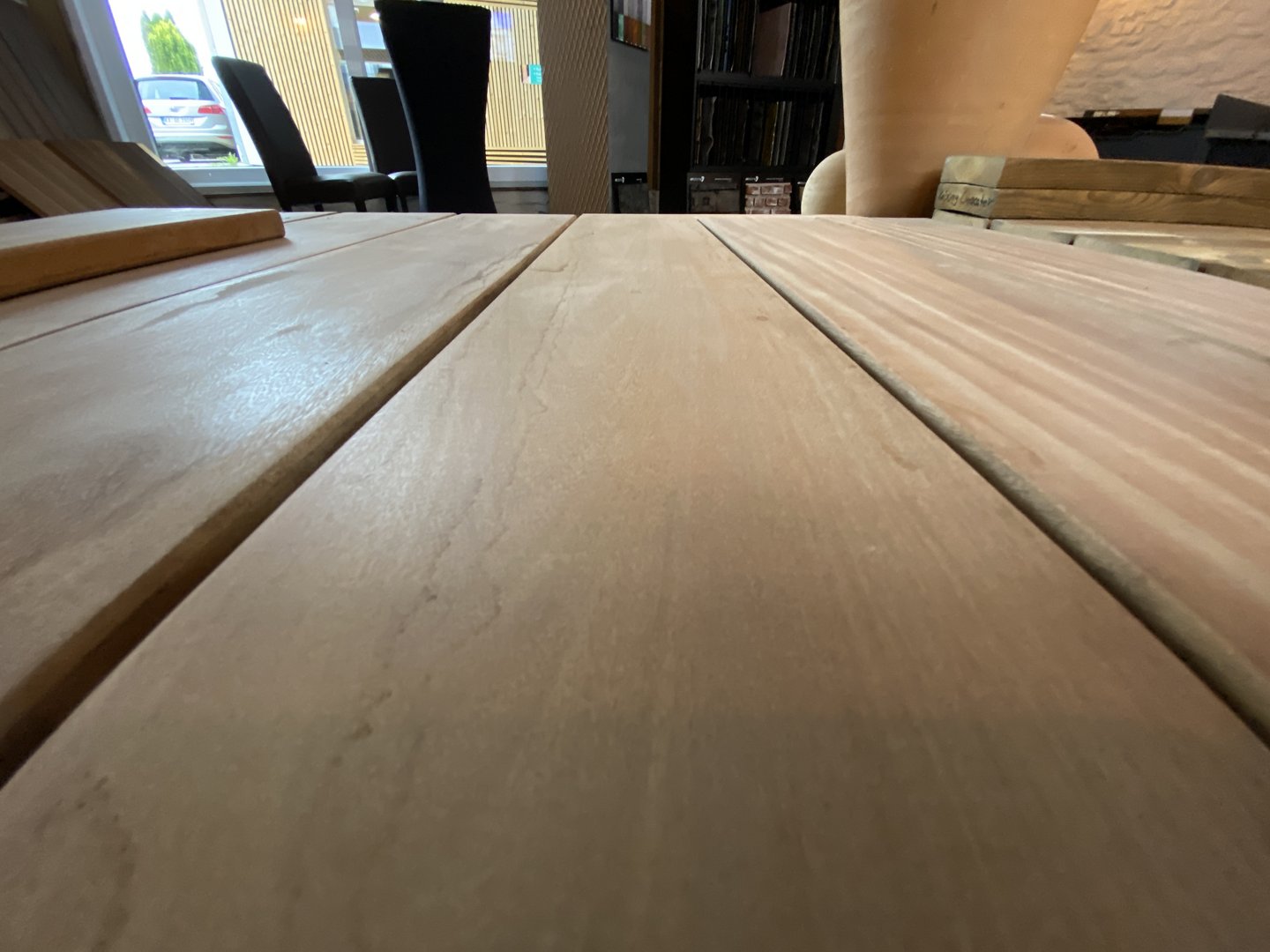 Glatte Terrassendielen in der Ausstellung von Himmel undWeiss in Sulzfeld