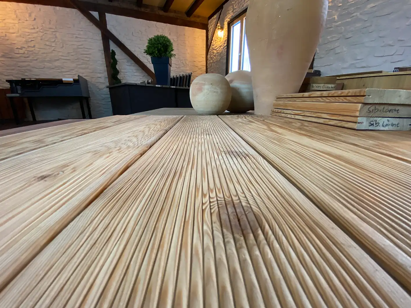Bild Bodenaufnahme von Terrassendielen in der Ausstellung von Himmel & Weiss
