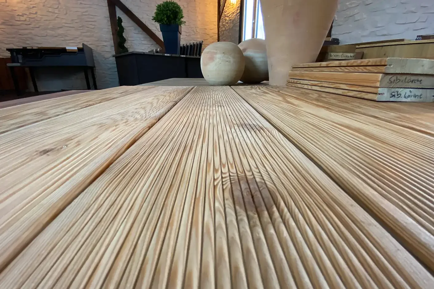 Terrassendielen von Himmel & Weiss Terrassendielen in der Ausstellung von Himmel & Weiss