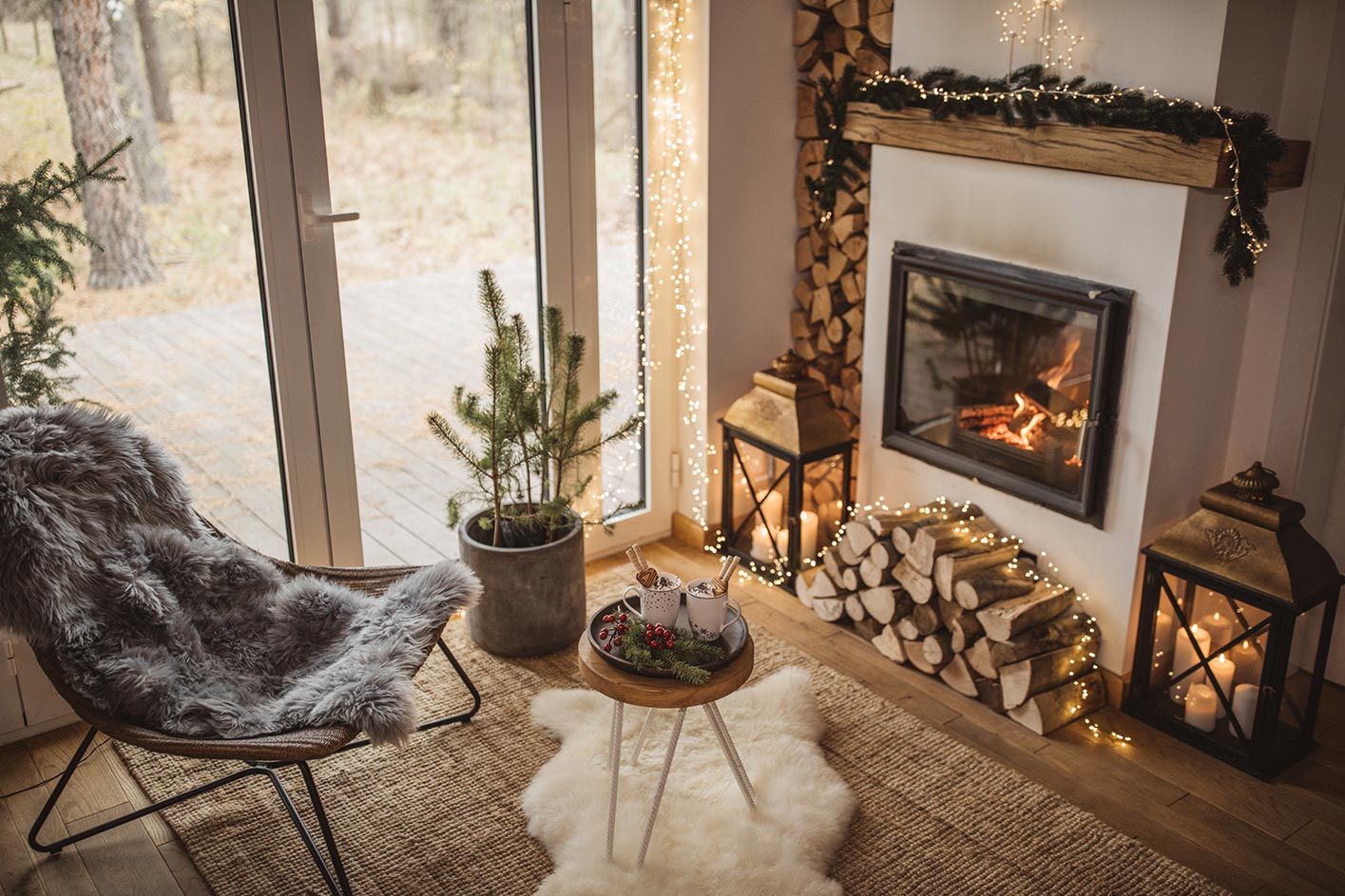 2022_GI-1287502184_Weihnachten_Wohnzimmer_Kamin_MS.jpg
